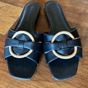 Veronica Beard
Madeira Leather Ring Flat Sandals size 9.5 excellent condition